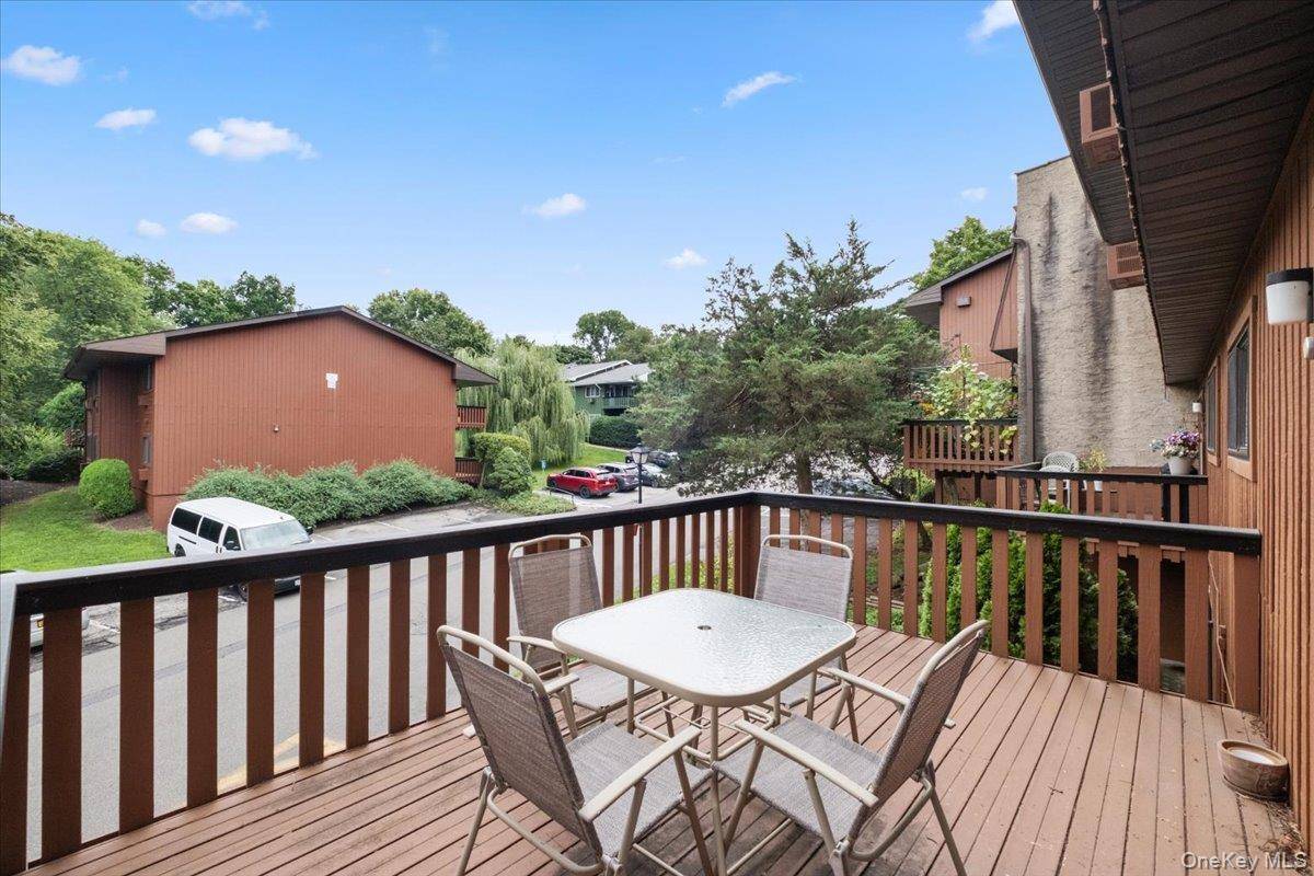 226 Coachlight SQ, Montrose, NY 10548
