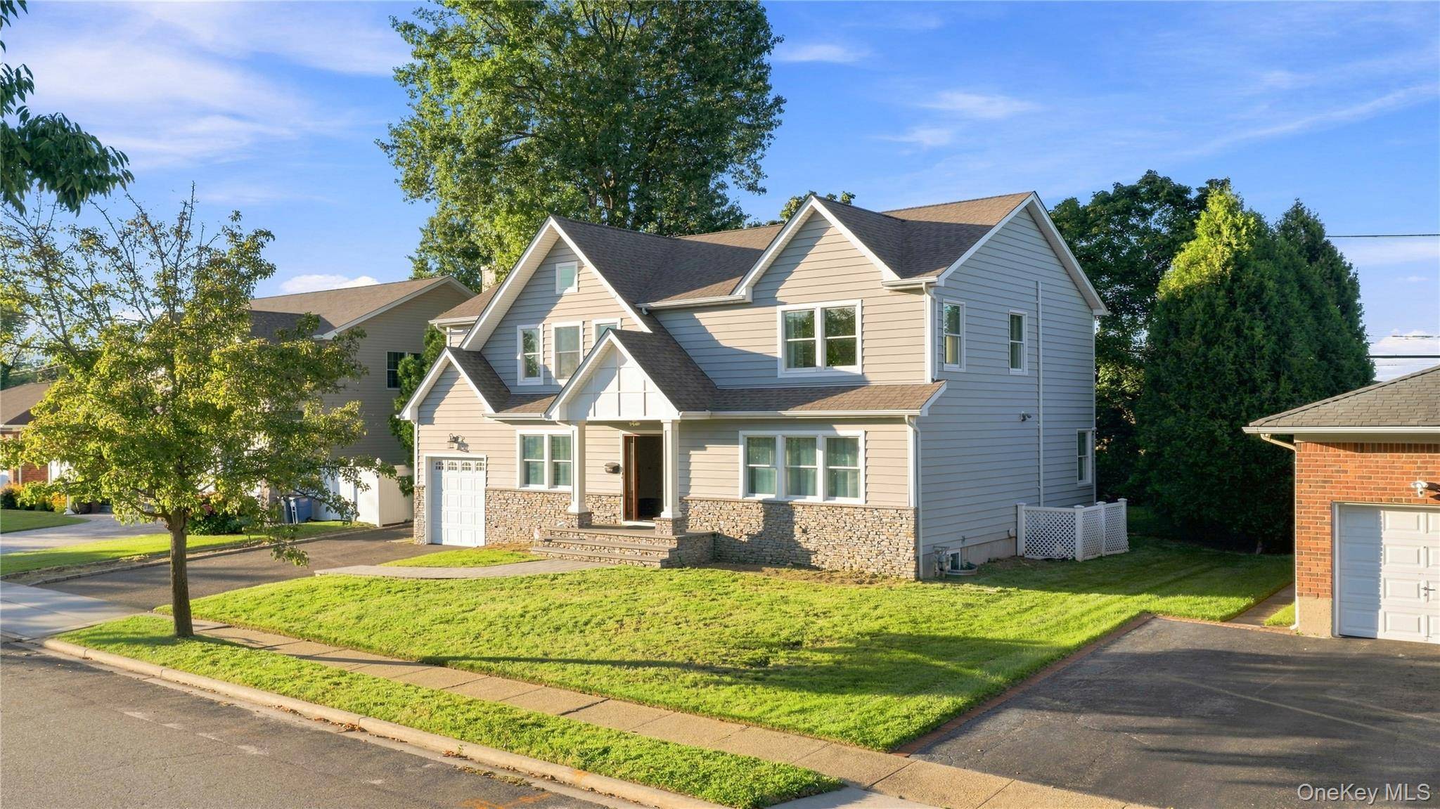 22 Forest DR, Jericho, NY 11753