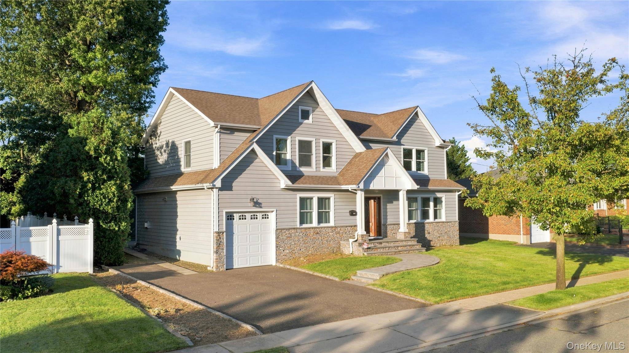 22 Forest DR, Jericho, NY 11753
