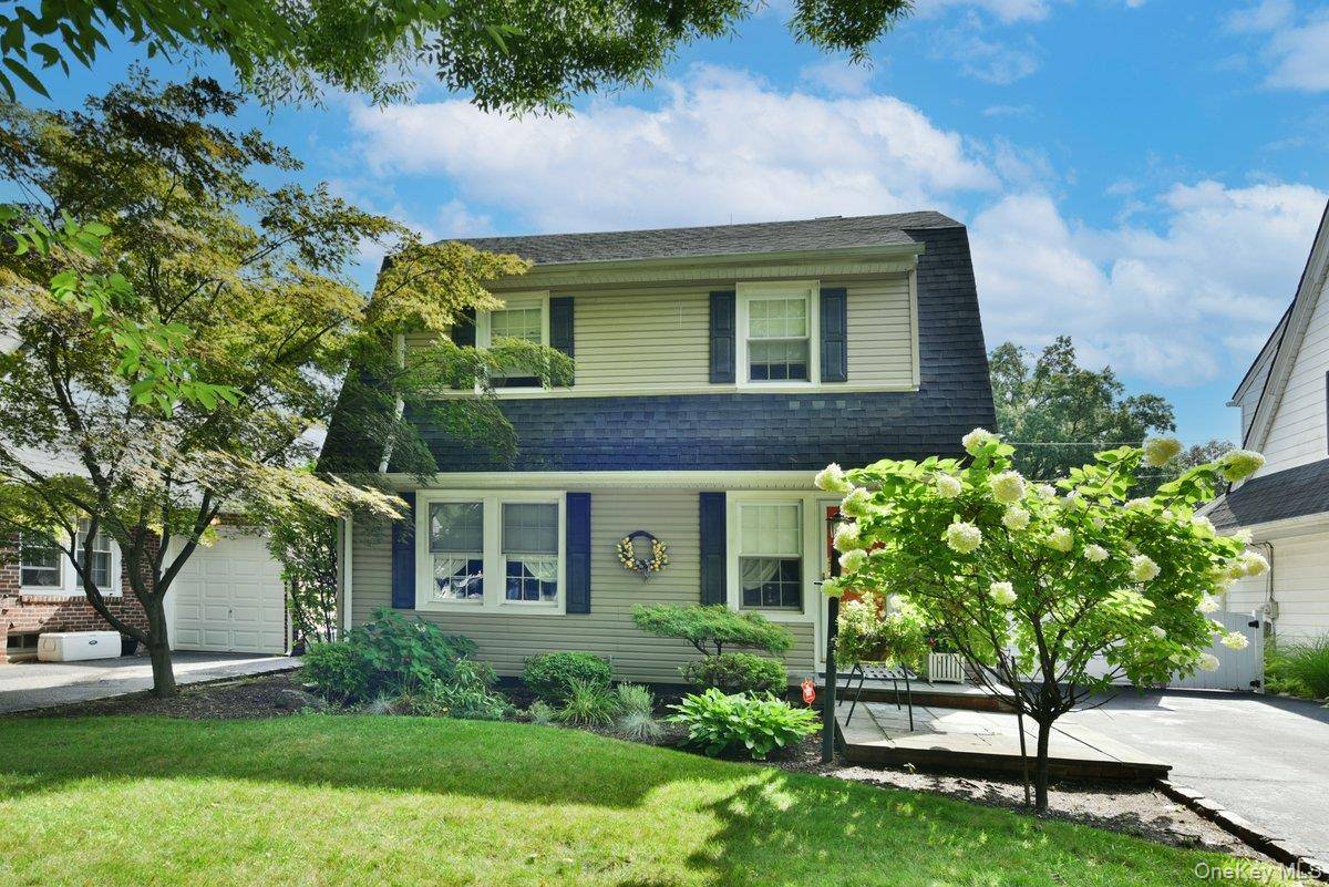 154 Argyle RD, Stewart Manor, NY 11530
