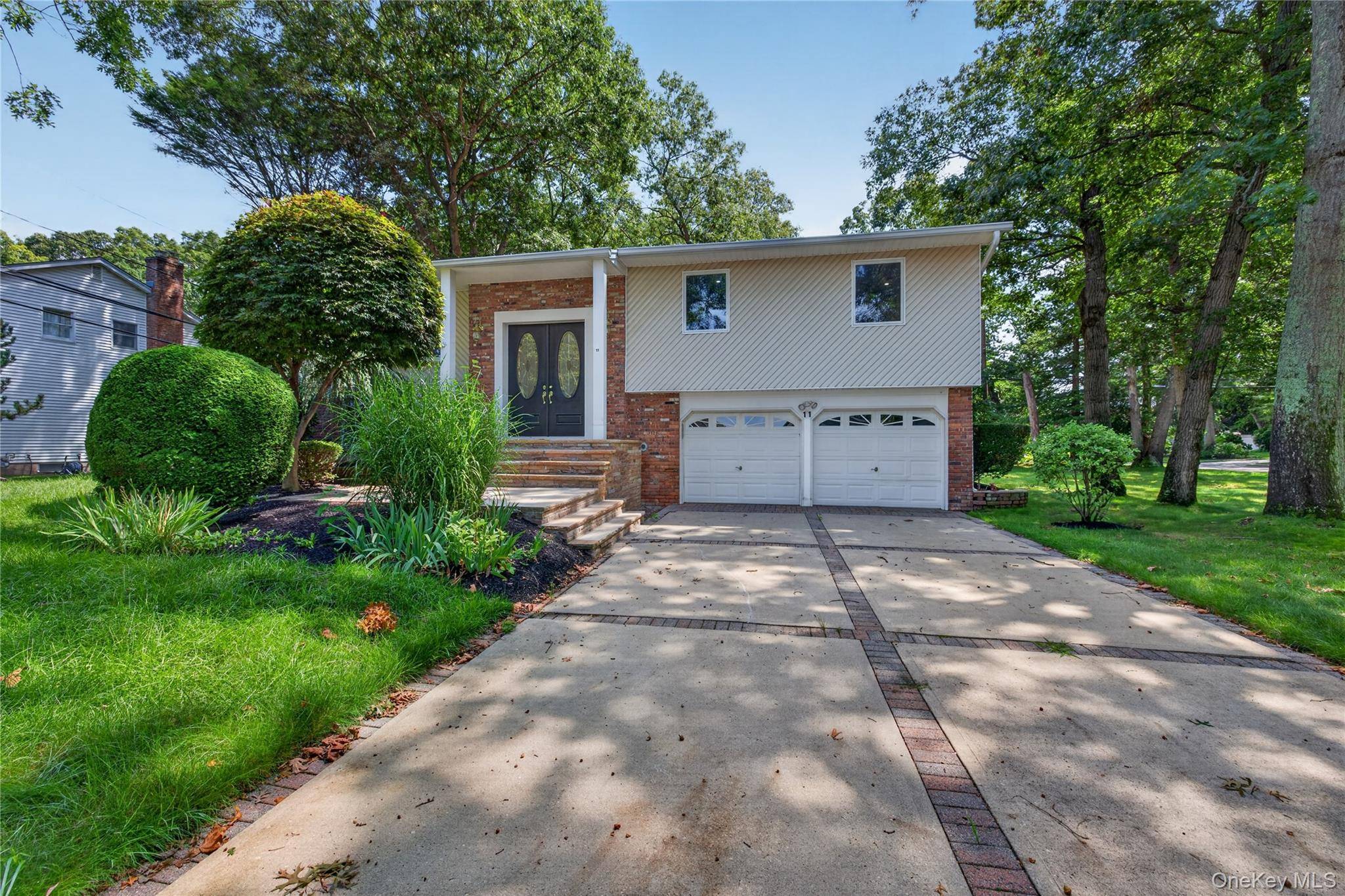 11 Penguin LN, Commack, NY 11725