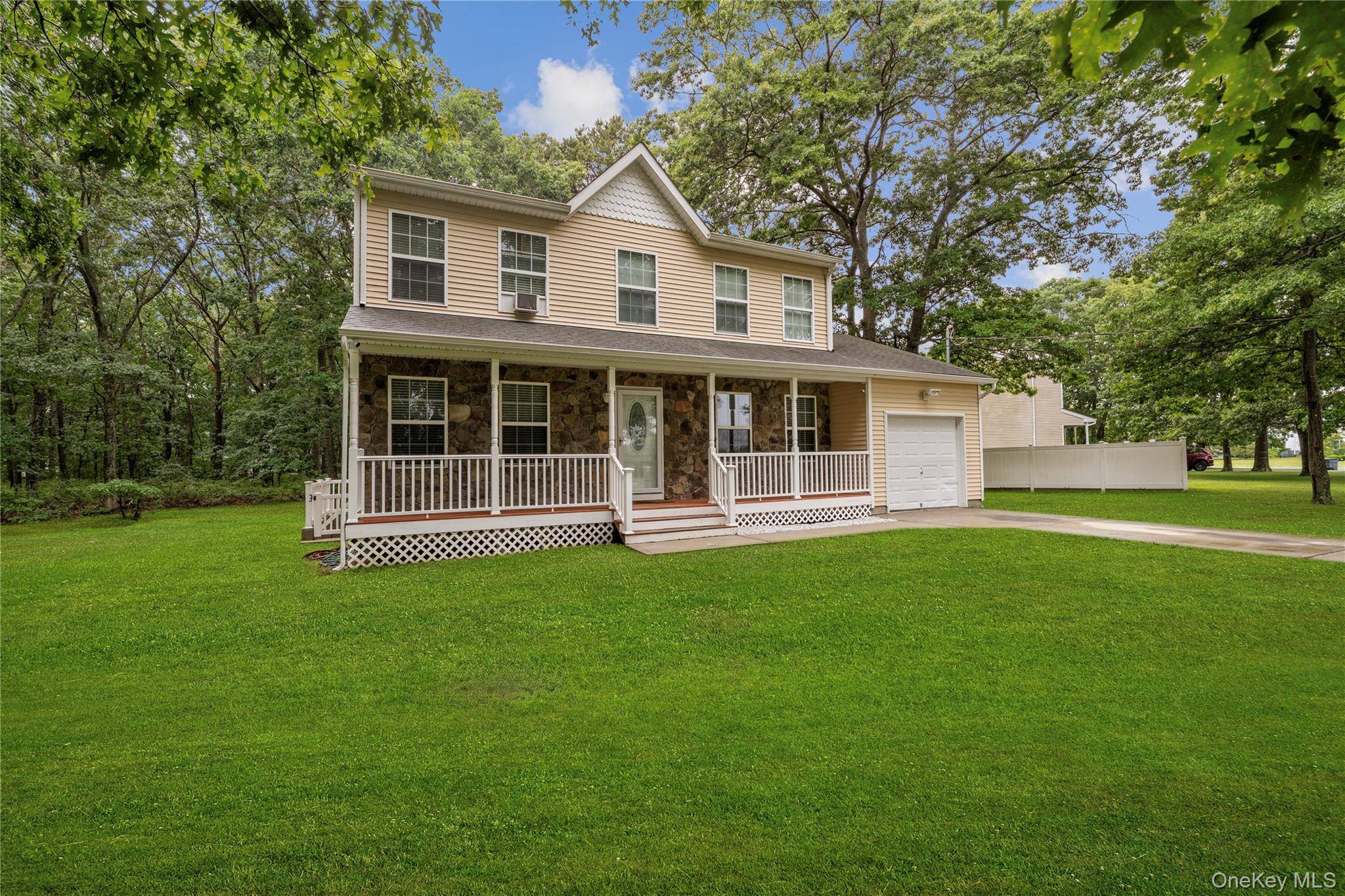 144 Dawn DR, Shirley, NY 11967