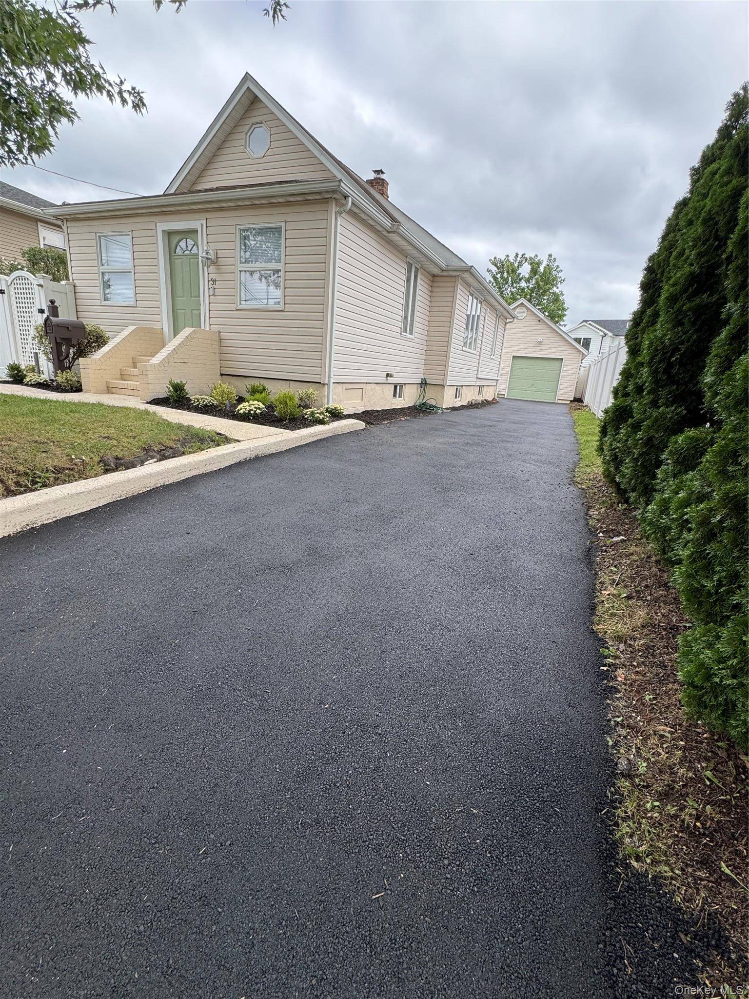 31 Cherry AVE, Bethpage, NY 11714
