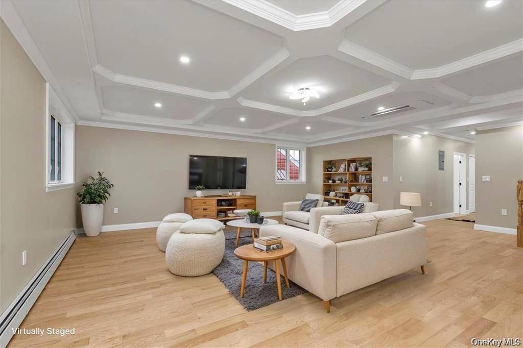 27-09 Utopia Pkwy, Flushing, NY 11358