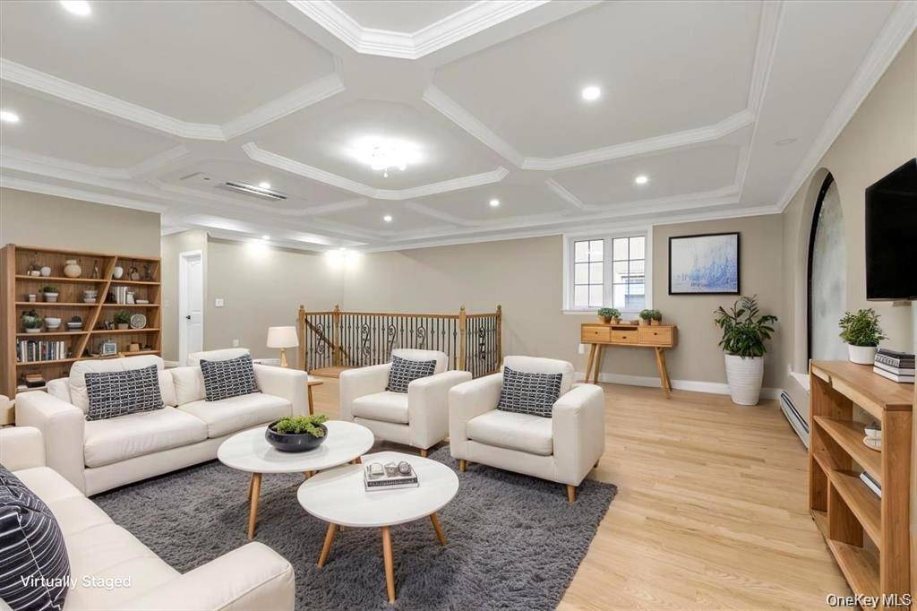 27-09 Utopia Pkwy, Flushing, NY 11358