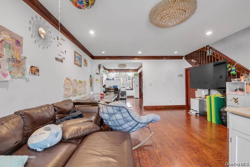 6906 Fresh Meadow LN, Fresh Meadows, NY 11365