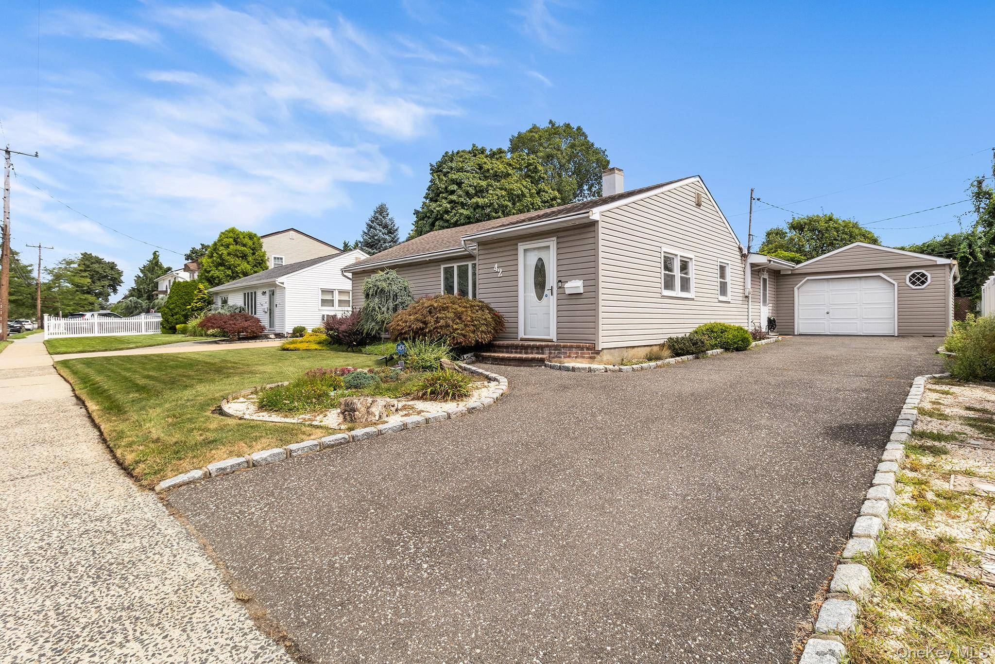 42 Stewart AVE, Bethpage, NY 11714