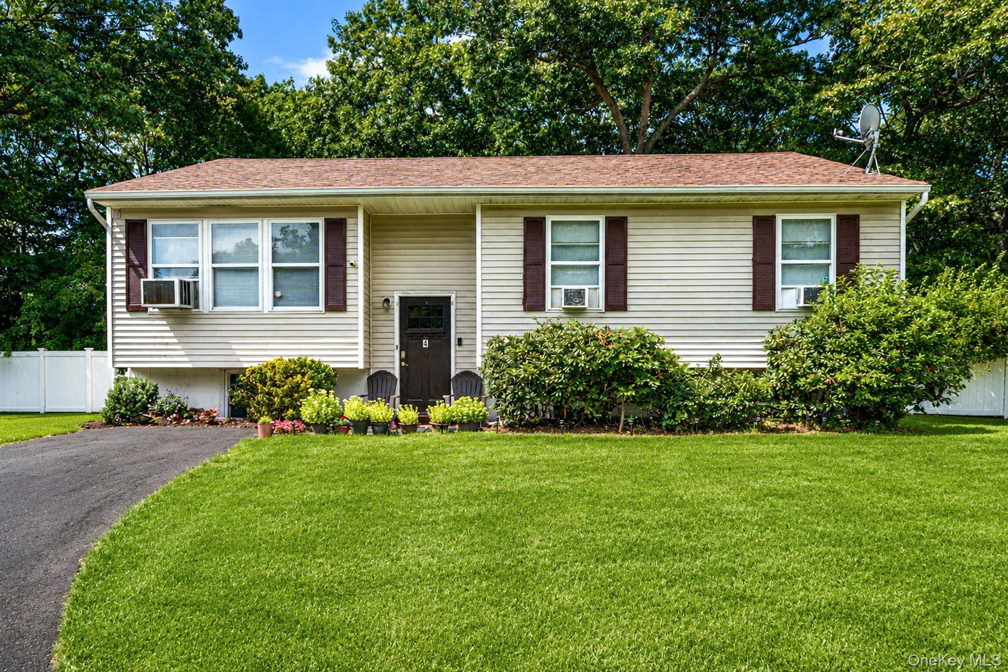 4 Witmer CT, Islandia, NY 11749