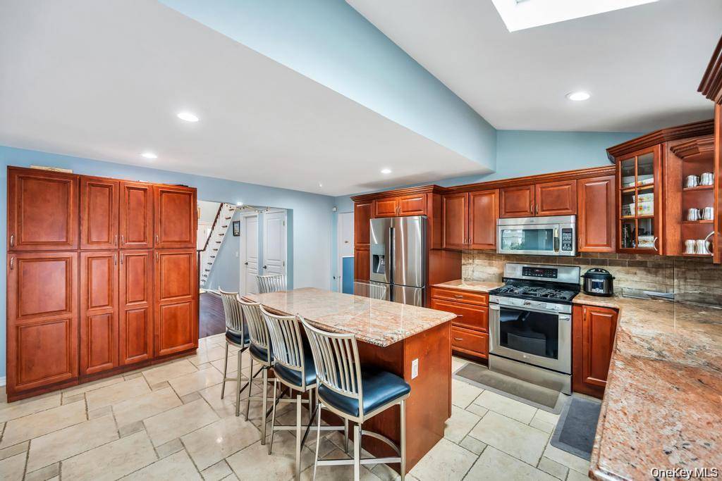 6 Garden CIR, Syosset, NY 11791