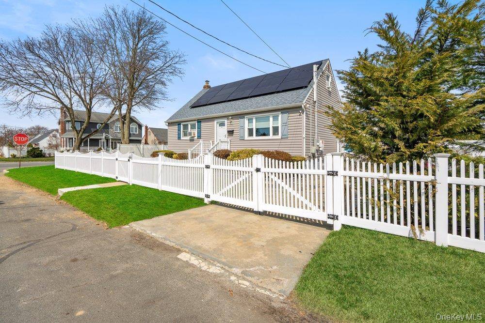 290 38 th ST, Lindenhurst, NY 11757
