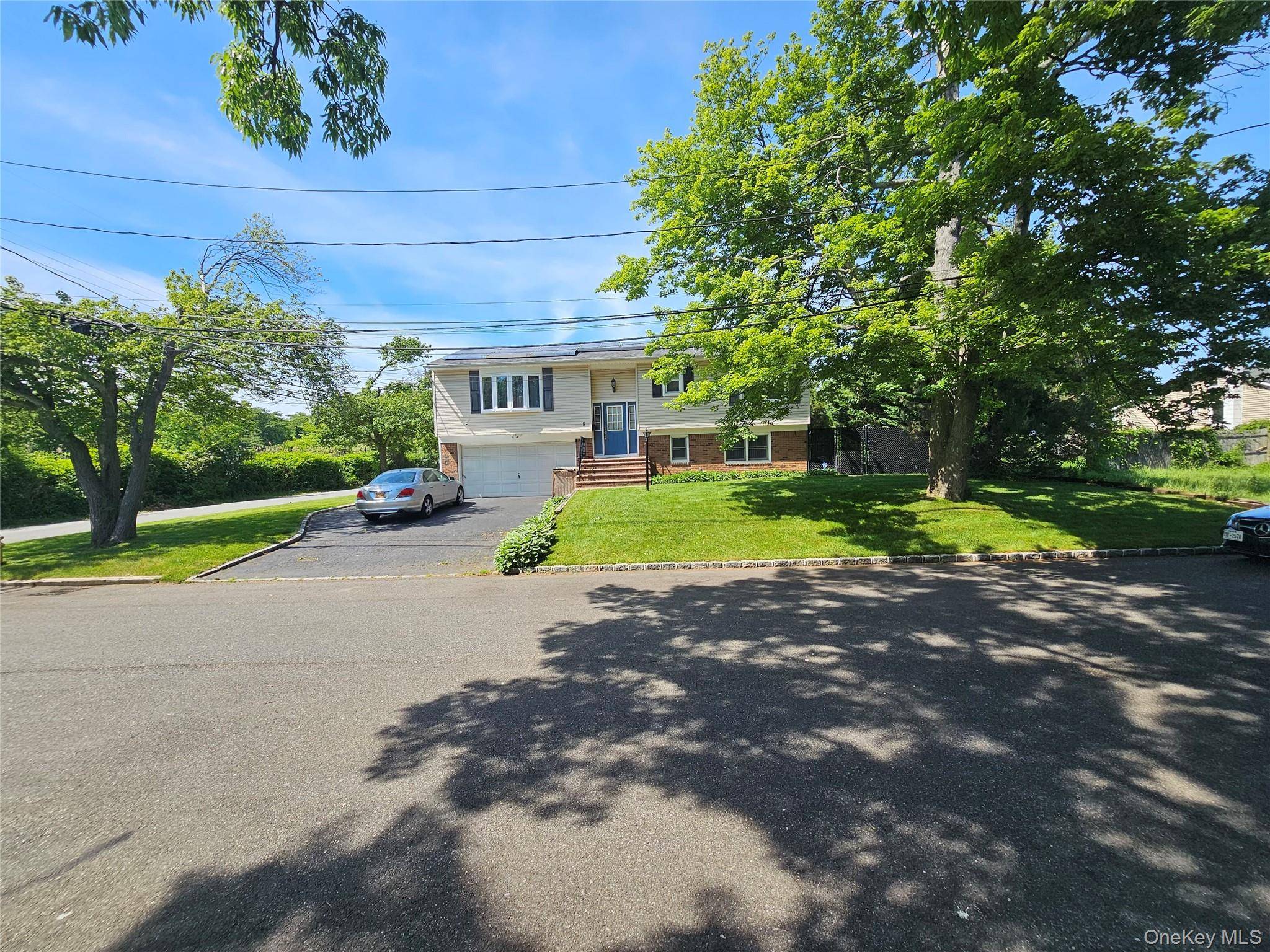 5 Ireland PL, Copiague, NY 11726