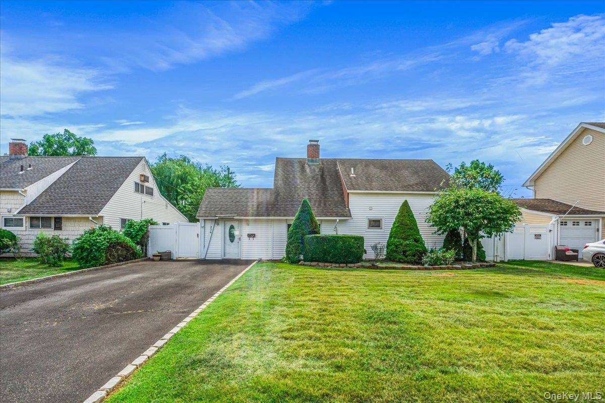 236 Duckpond DR, Wantagh, NY 11793
