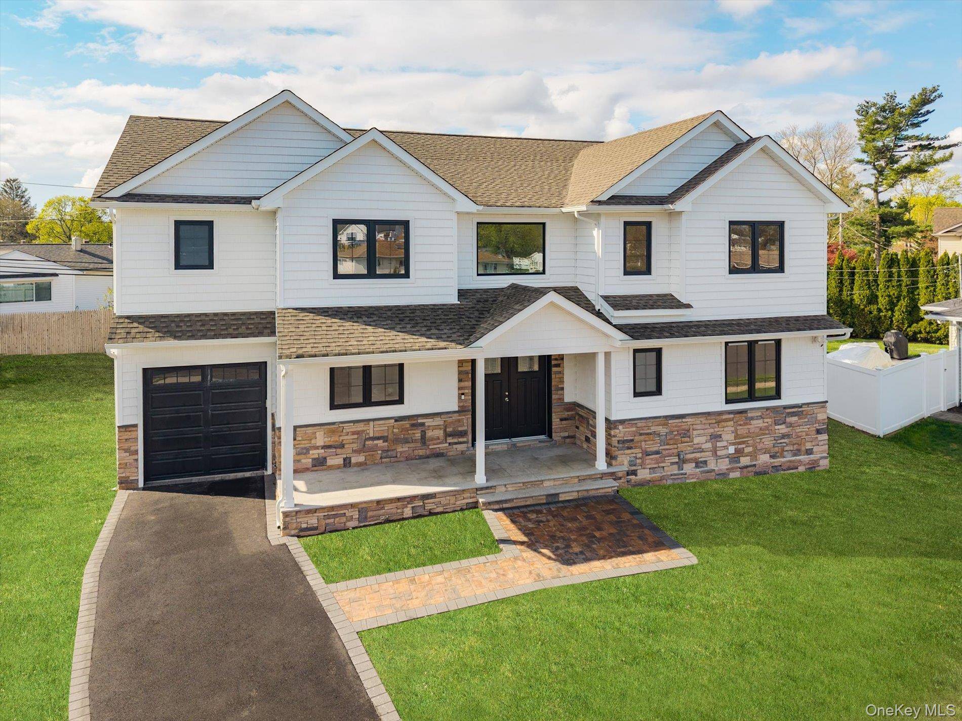 10 Faye CT, Plainview, NY 11803