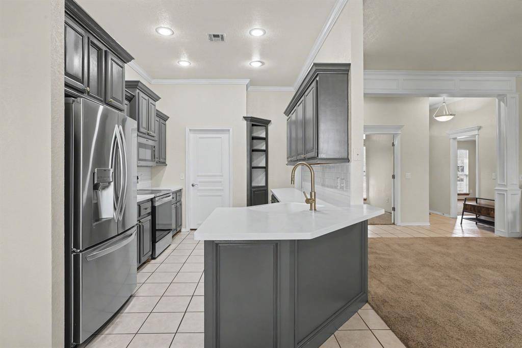 1125 S Oakey DR, Mustang, OK 73064