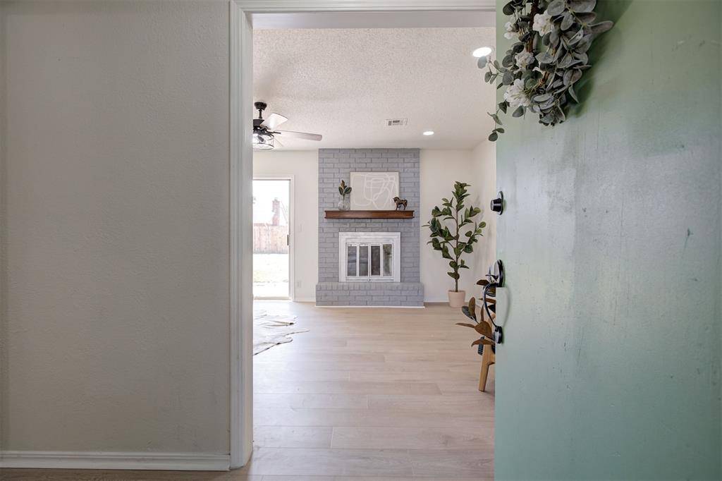 612 W Perry DR, Mustang, OK 73064