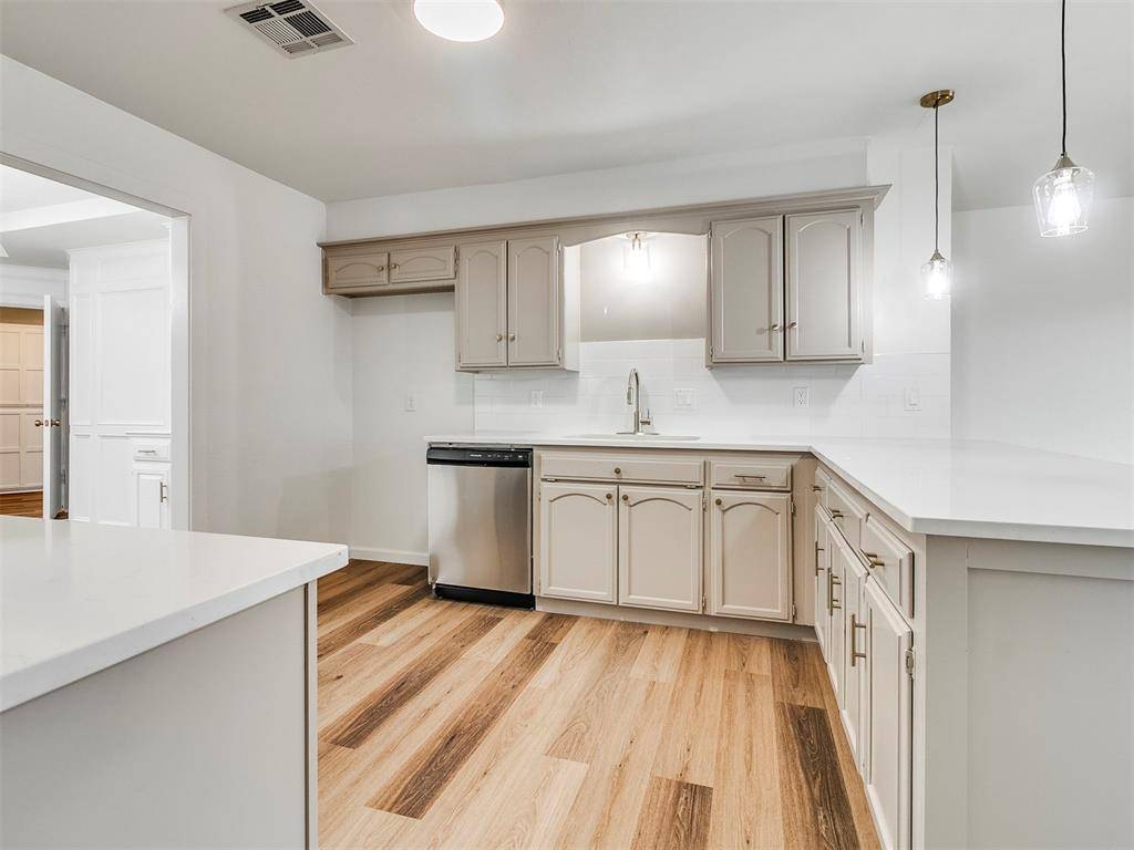 409 E Linden LN, Mustang, OK 73064