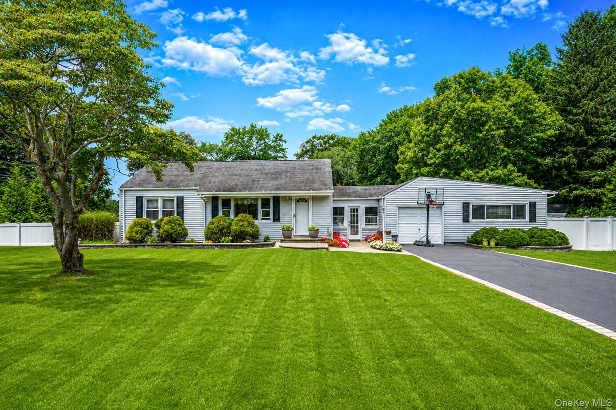 19 Ridgeley RD, Smithtown, NY 11787