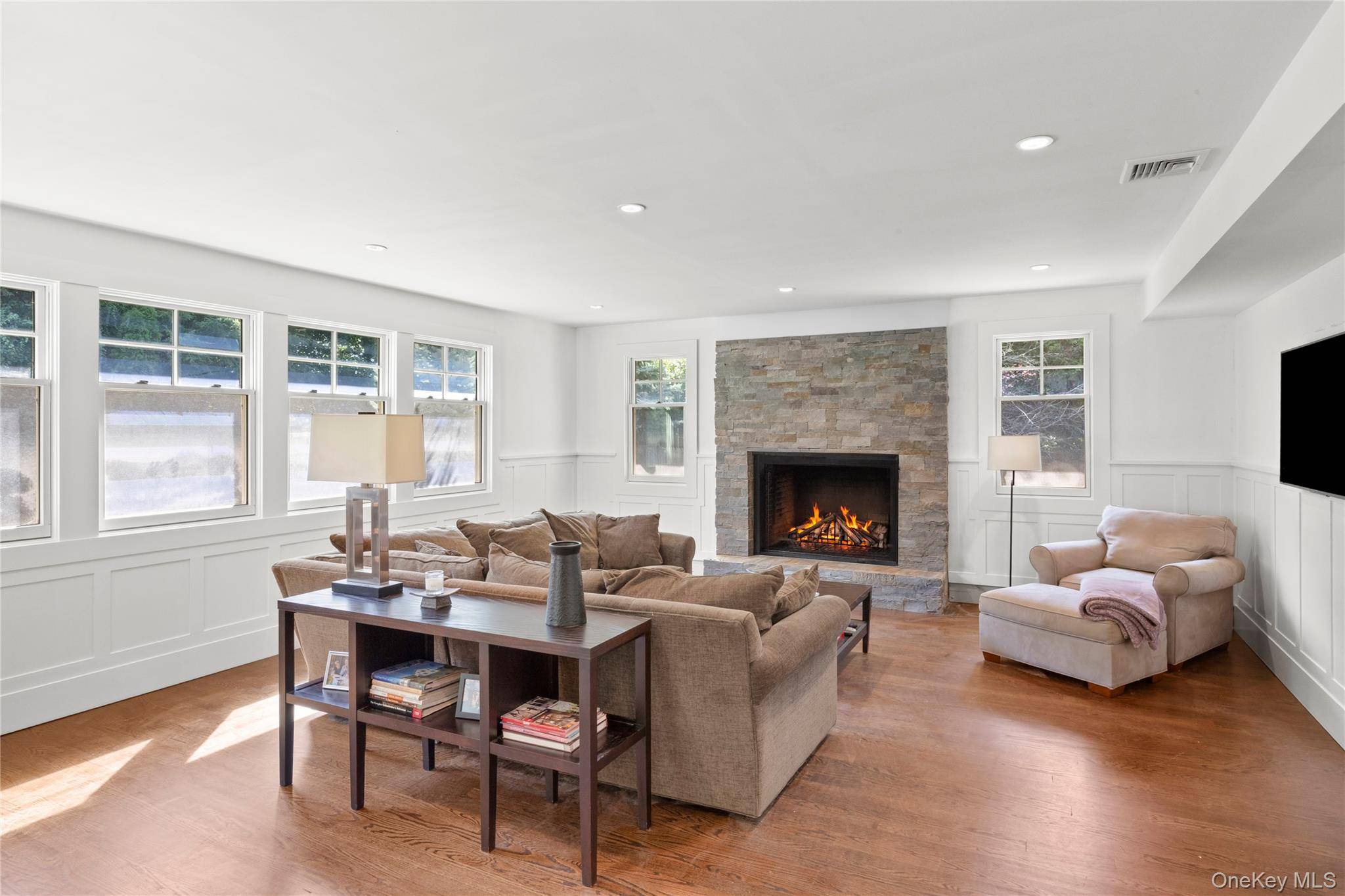 18 Green Meadow LN, Huntington, NY 11743