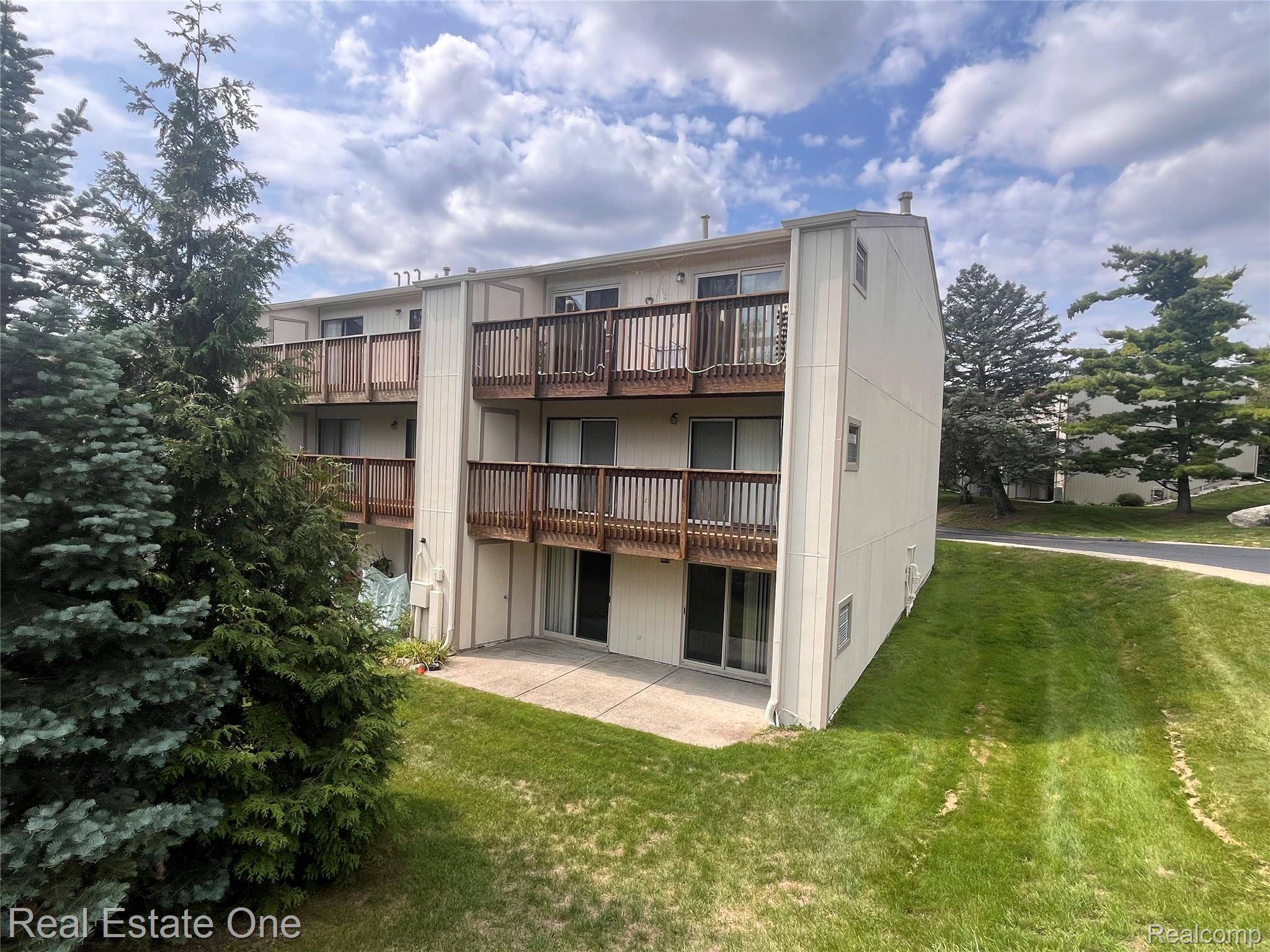 1653 Riverside DR, Rochester Hills, MI 48309