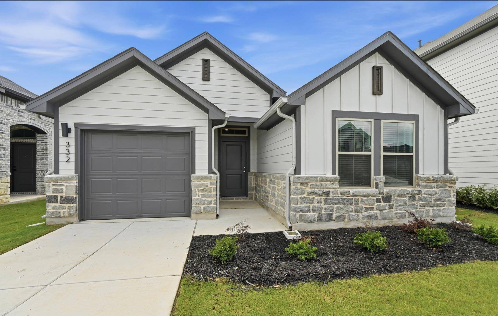 332 Bendecido LOOP, Elgin, TX 78621