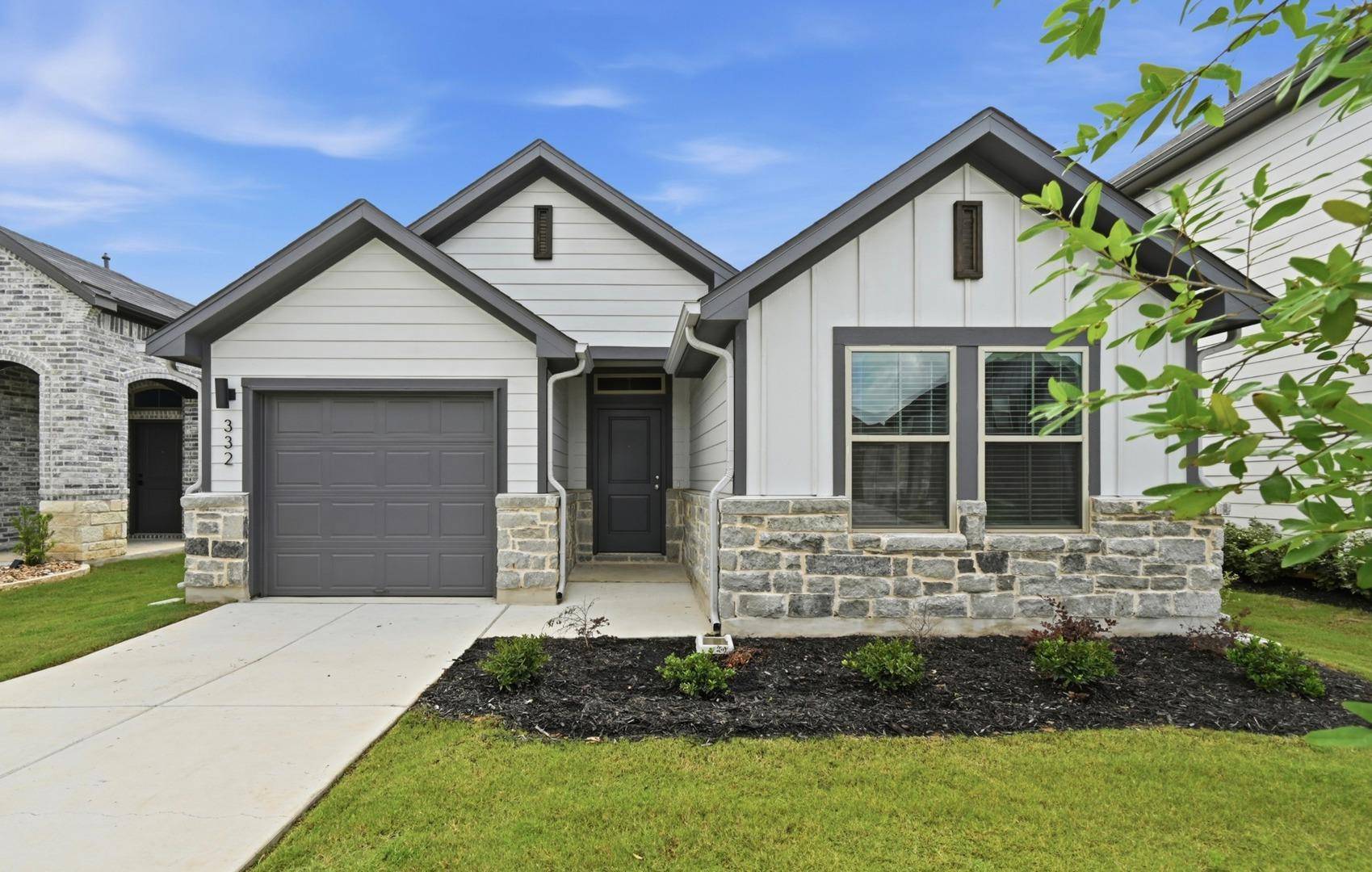332 Bendecido LOOP, Elgin, TX 78621