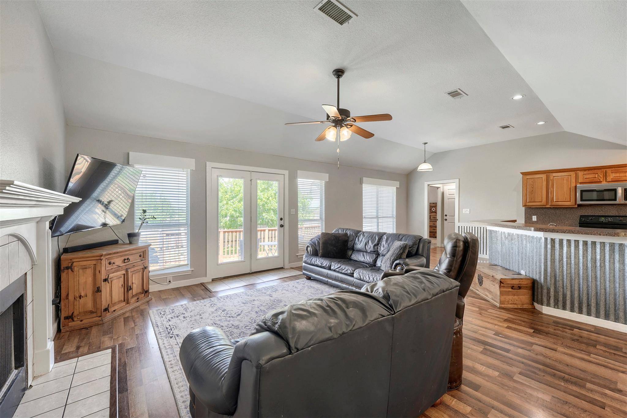 1105 2nd ST, Jarrell, TX 76537
