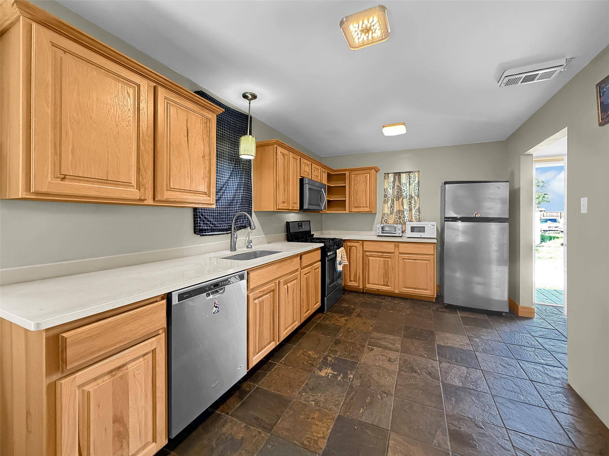 925 Longhollow RD, Dale, TX 78616