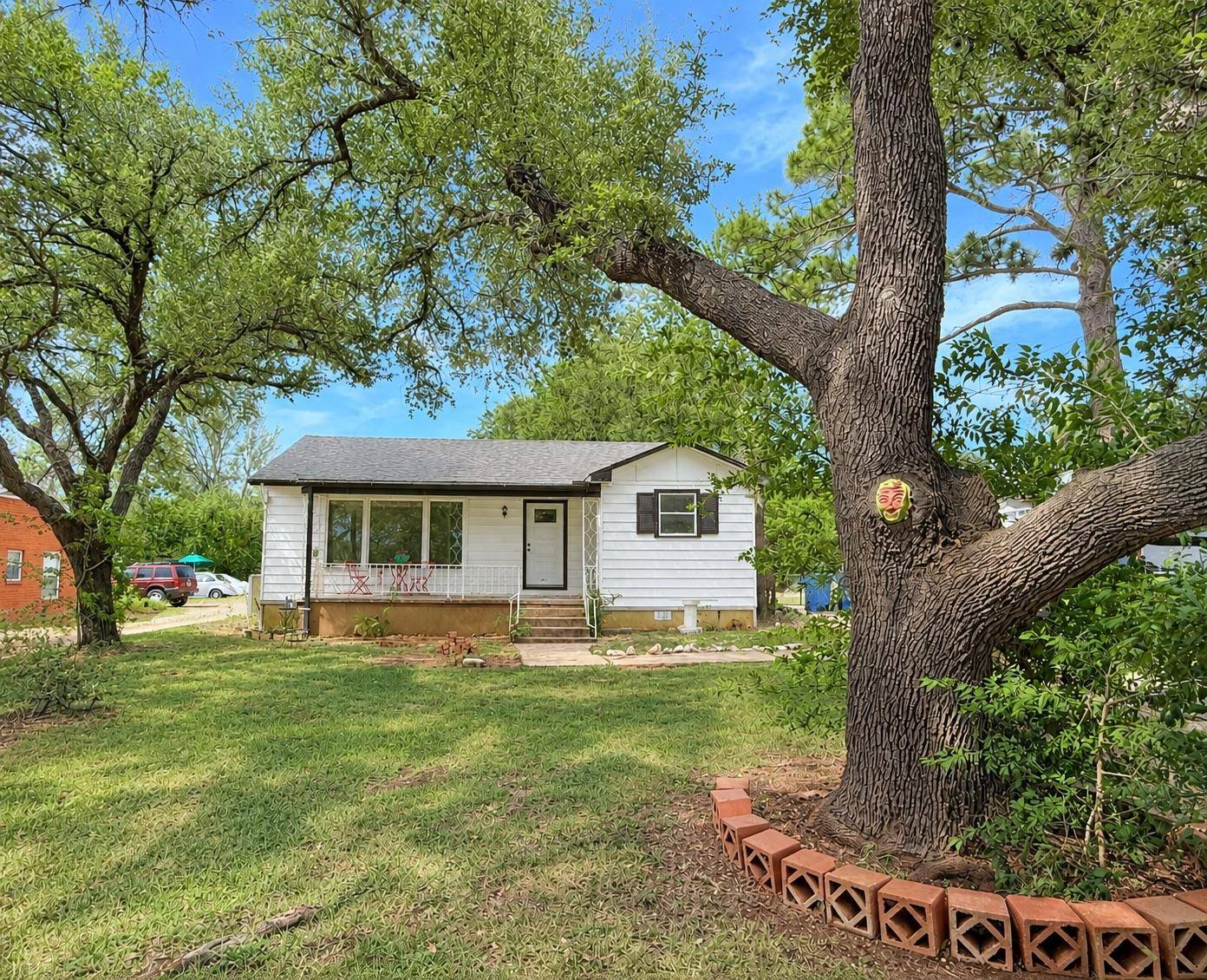 1133 N Avenue C, Elgin, TX 78621