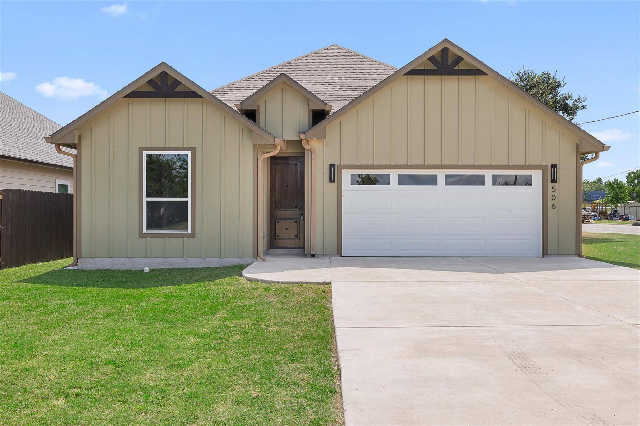 506 N Waco ST, Giddings, TX 78942