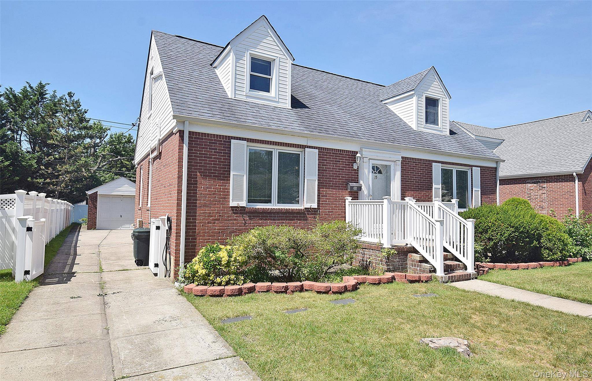 35 Rose LN, New Hyde Park, NY 11040