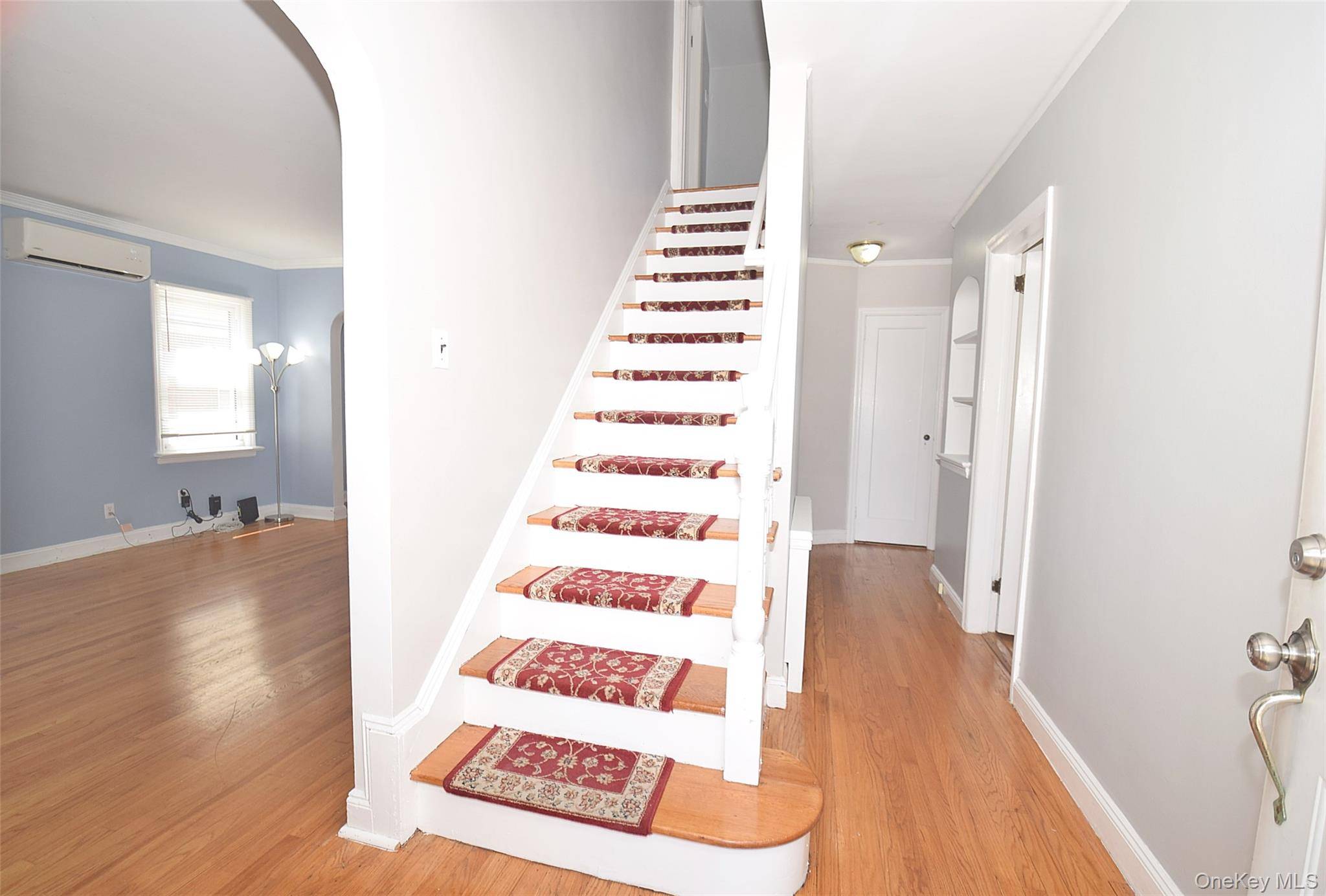 35 Rose LN, New Hyde Park, NY 11040
