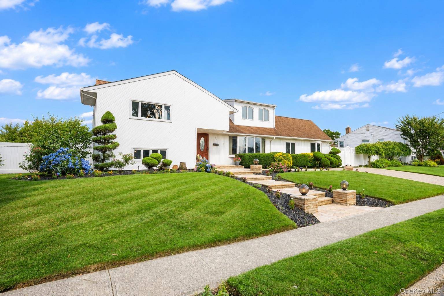 61 Hemlock LN, Massapequa Park, NY 11762