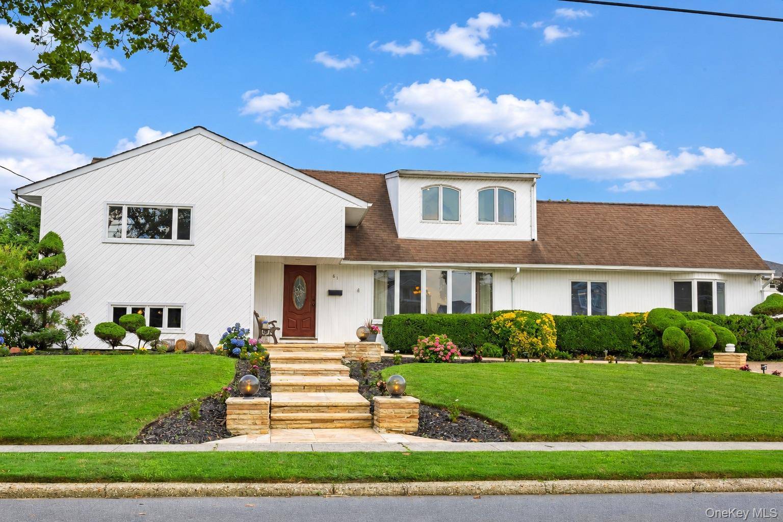 61 Hemlock LN, Massapequa Park, NY 11762