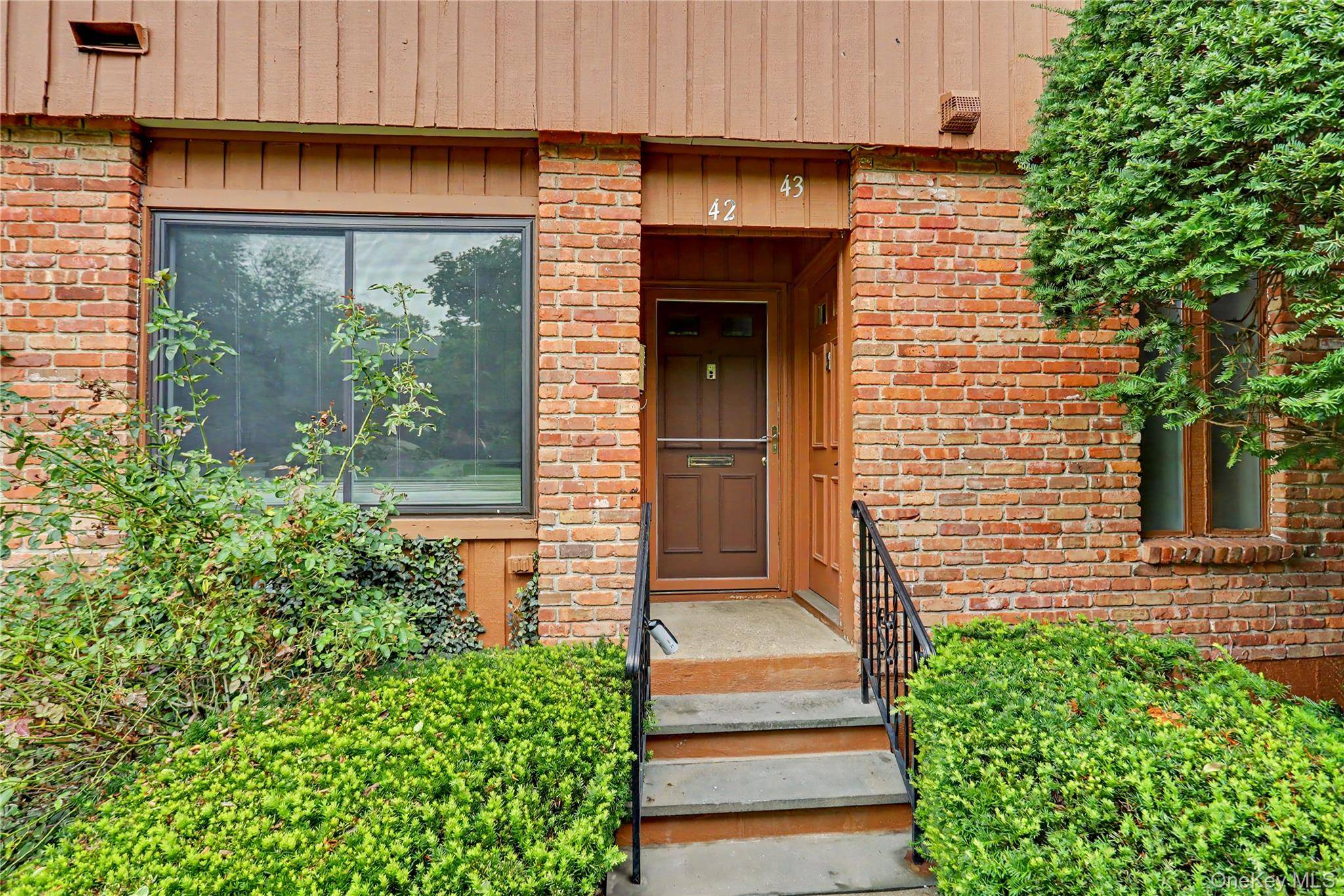 42 Coachlight SQ, Montrose, NY 10548