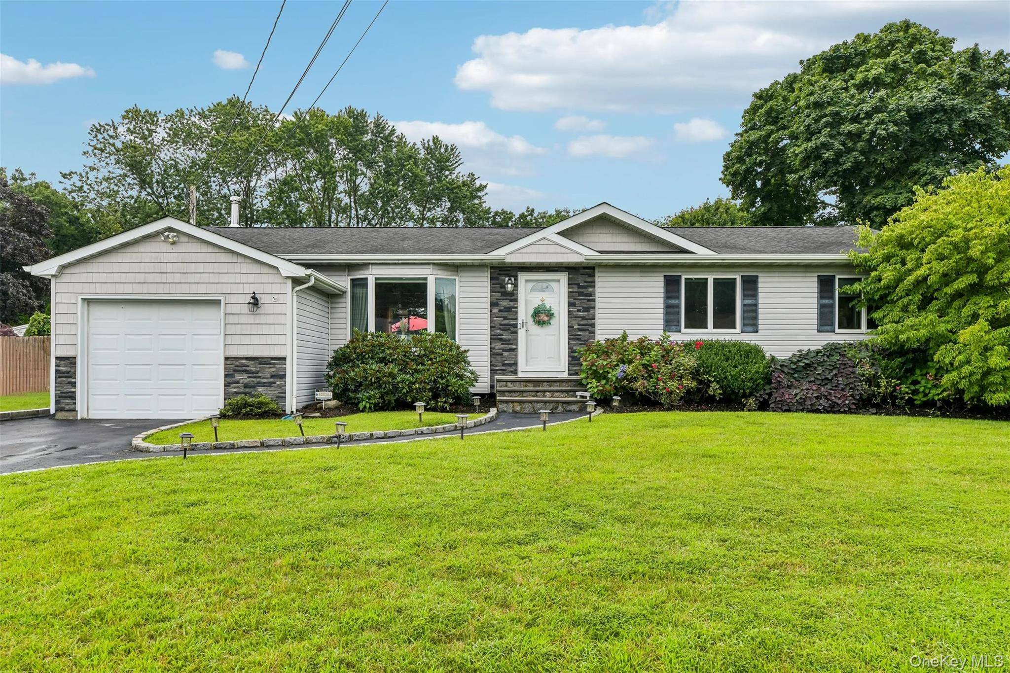 38 Nathan DR, Bohemia, NY 11716