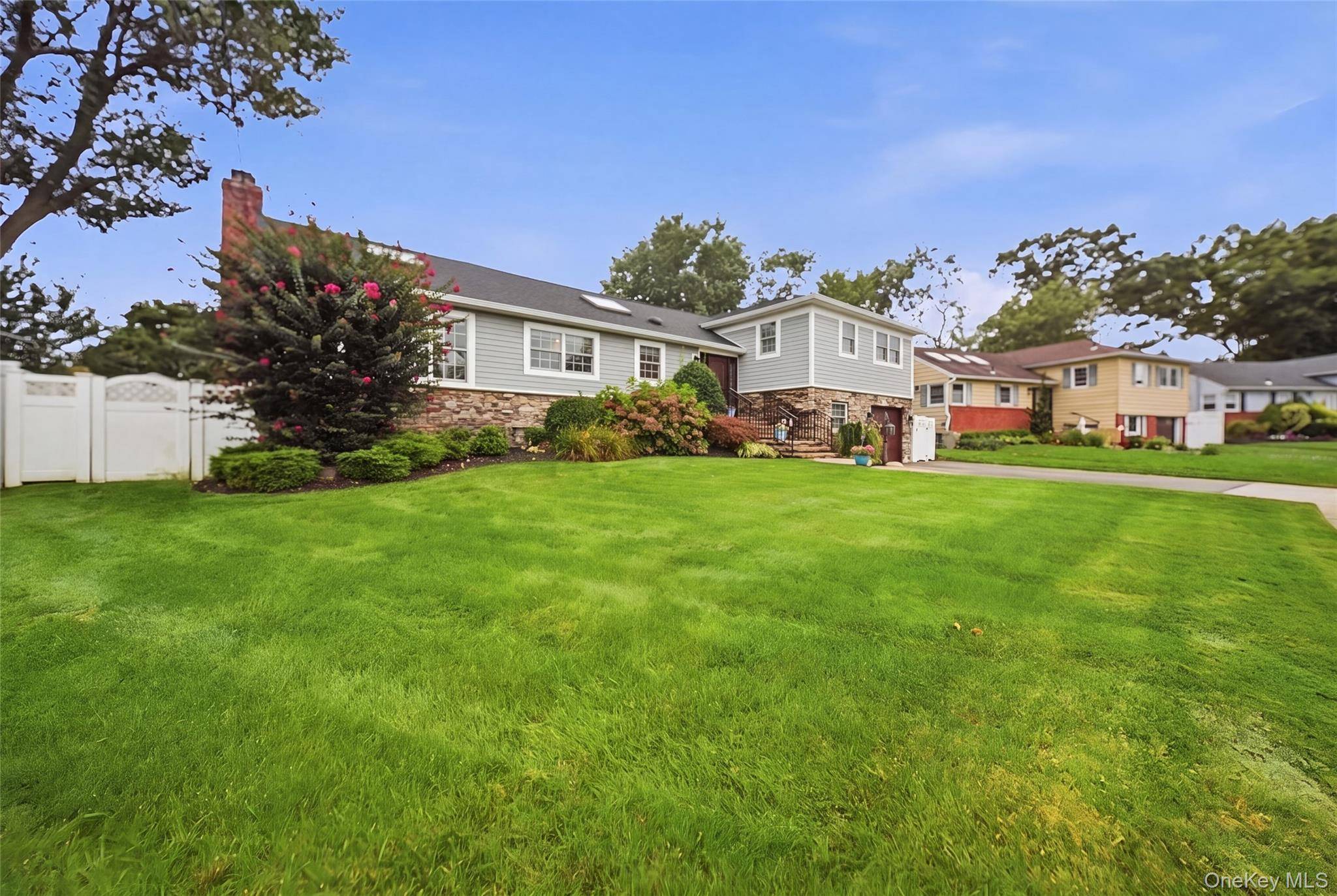 5 Renee PL, Massapequa Park, NY 11762