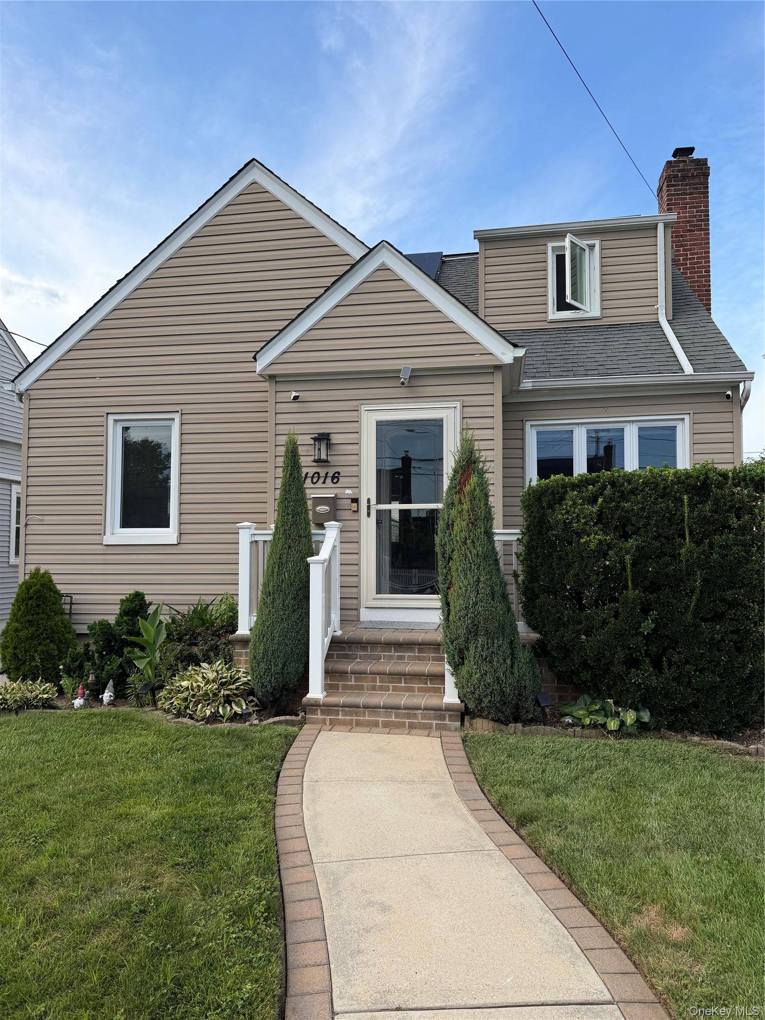 1016 Theodora ST, Franklin Square, NY 11010