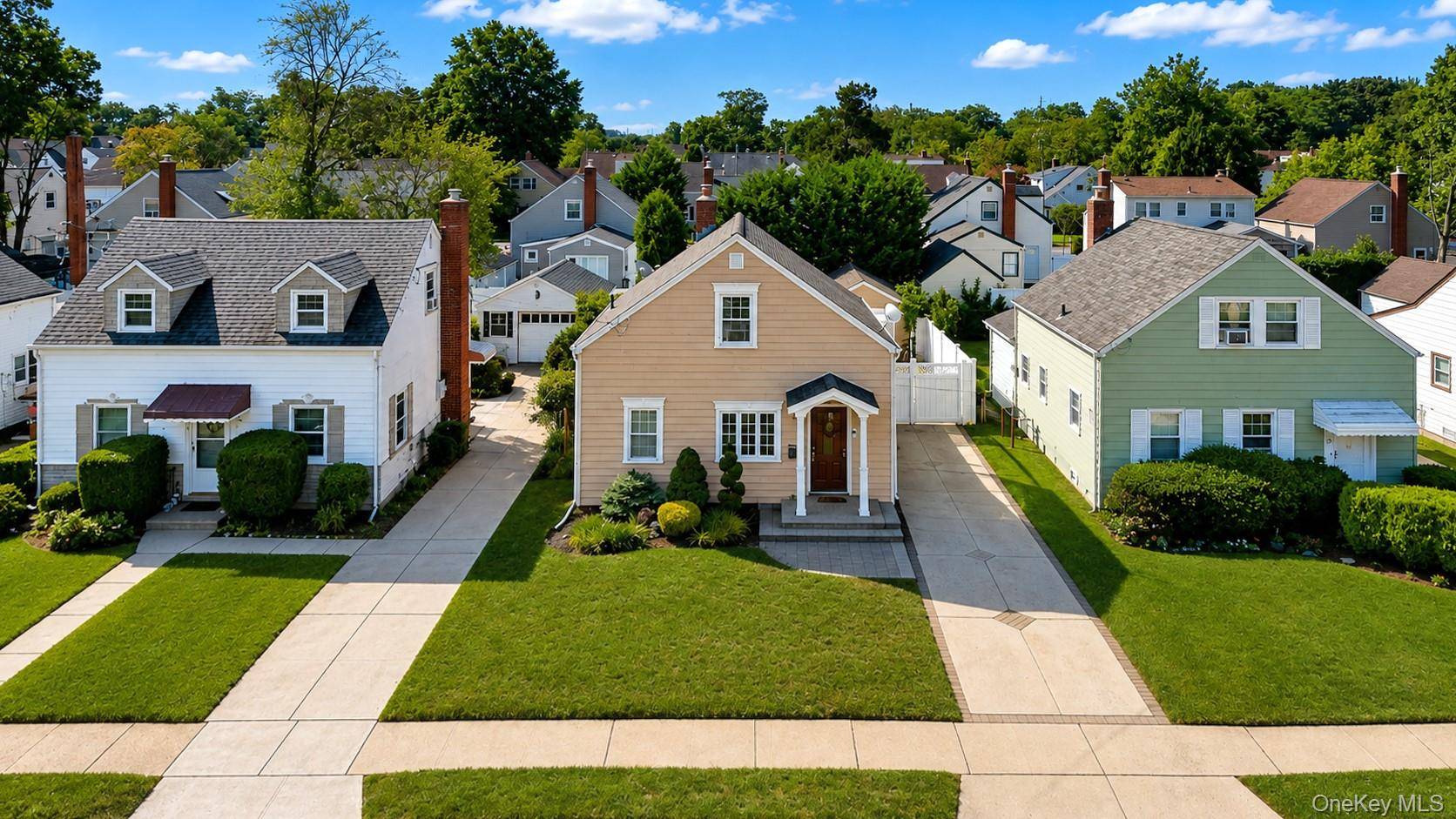 22 Shine PL, Valley Stream, NY 11581