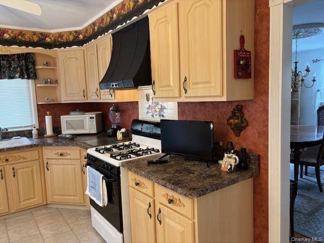 59 Edgewood AVE, Oakdale, NY 11769