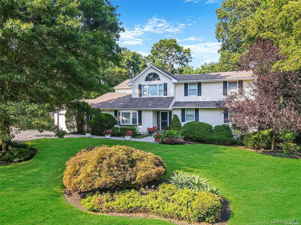 33 Peachtree LN, Mount Sinai, NY 11766