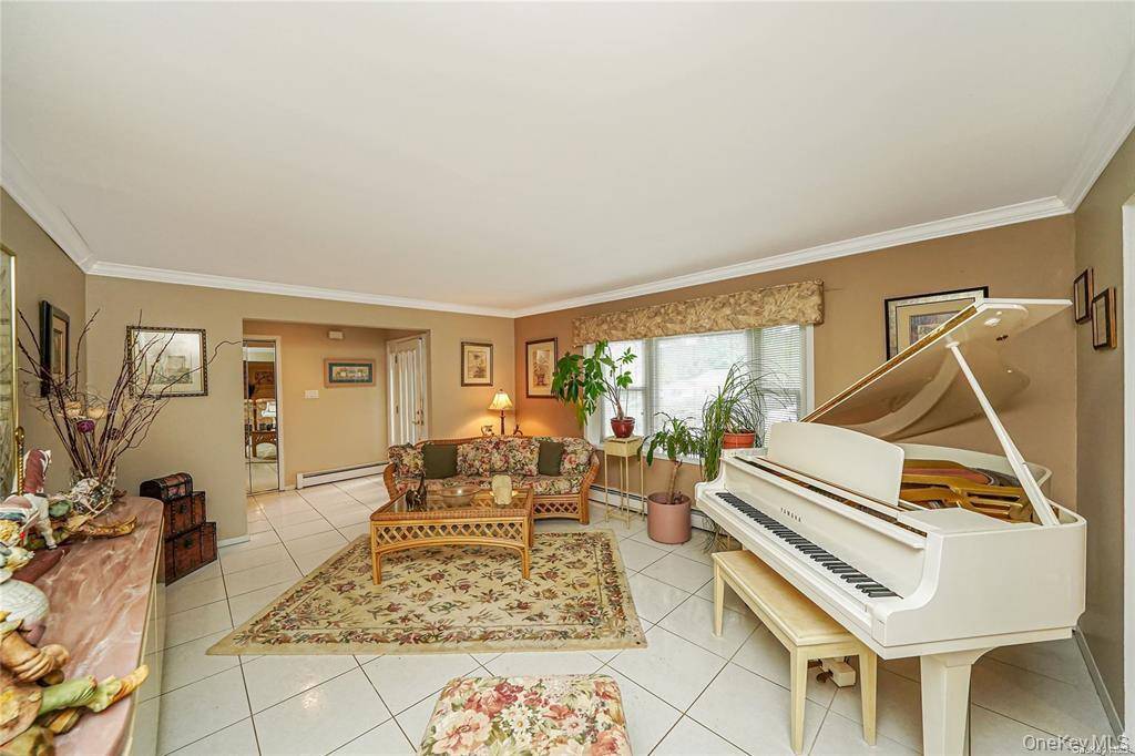 33 Peachtree LN, Mount Sinai, NY 11766