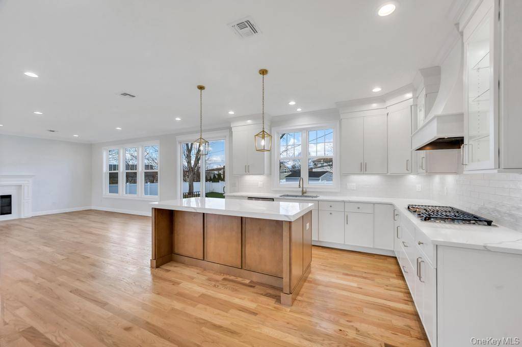 89 west AVE, Hicksville, NY 11801
