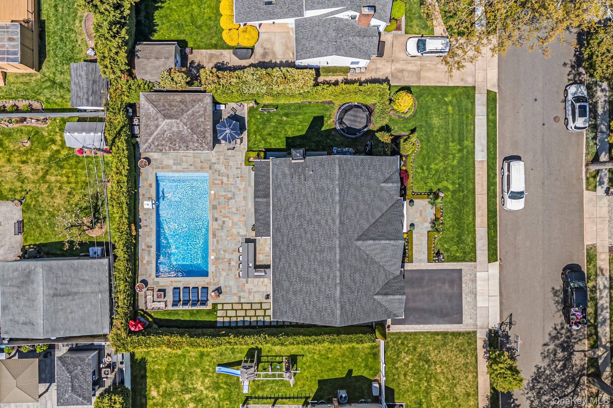 25 Boyd DR, Westbury, NY 11590