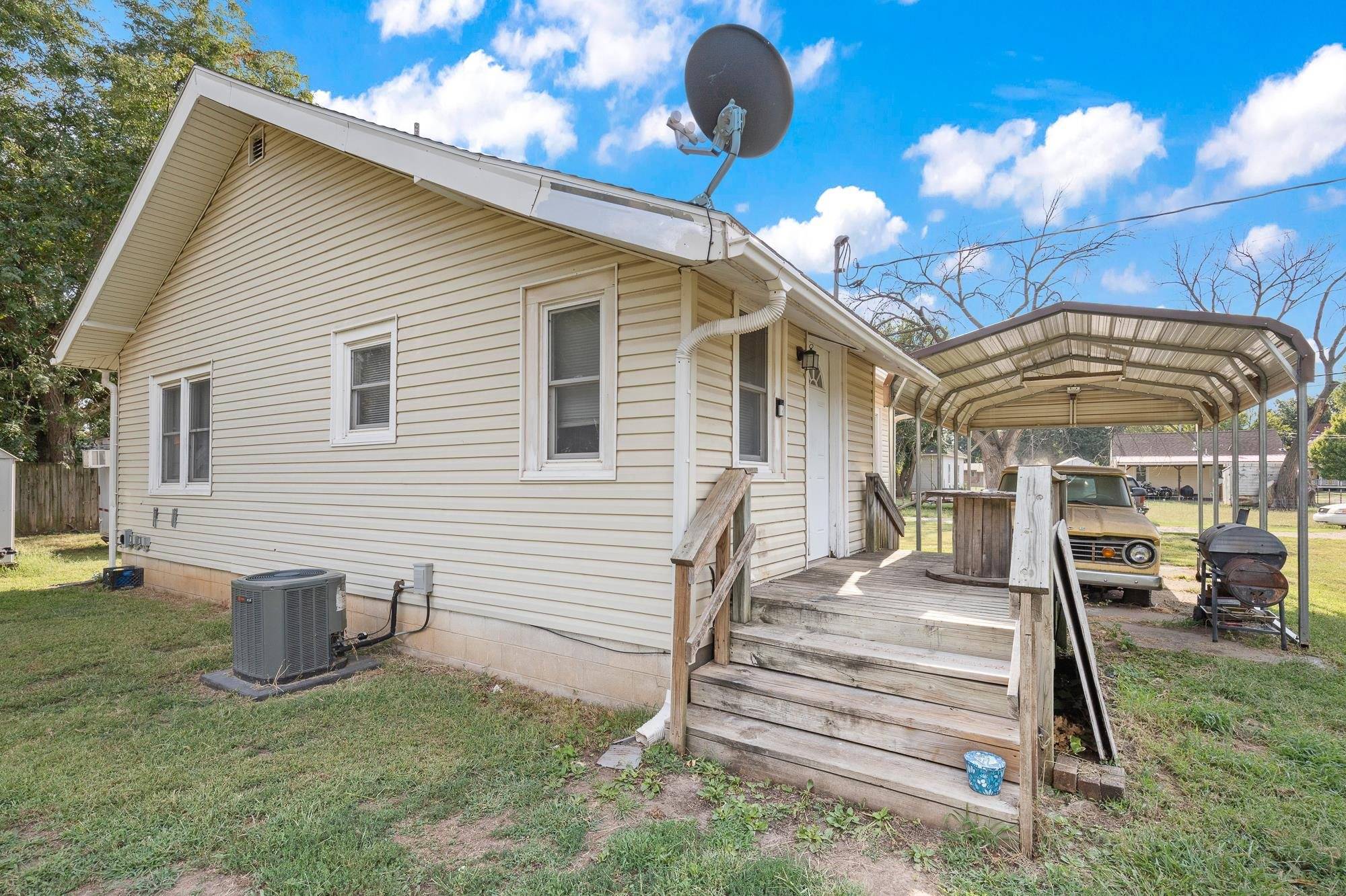 96 N Sedgwick Ave, Haven, KS 67543