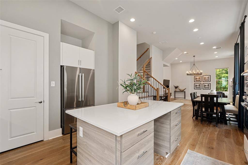 381 E Greenbriar Lane #1001, Dallas, TX 75203