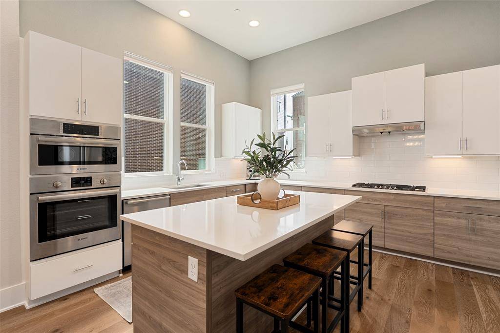381 E Greenbriar Lane #1001, Dallas, TX 75203