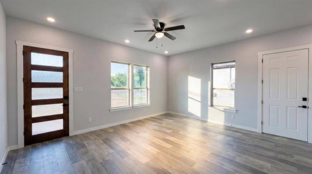 915 E 11th Avenue, Corsicana, TX 75110