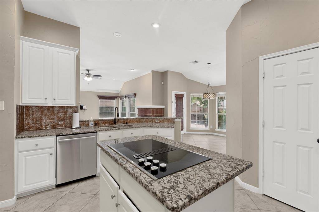 605 Oak Hollow Lane, Flower Mound, TX 75028