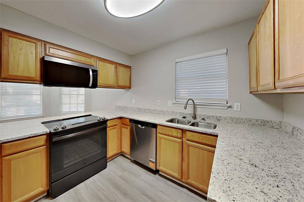 520 Hollyberry Drive, Mansfield, TX 76063