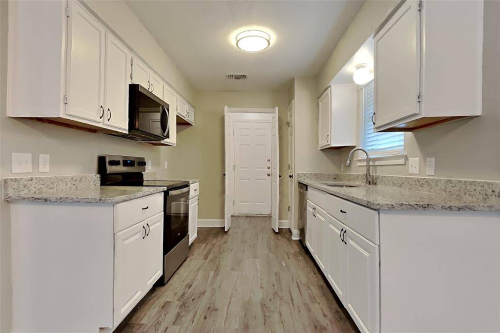 2128 Turf Club Drive, Arlington, TX 76017